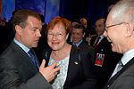 Presidentti Tarja Halonen esittelee toisilleen Venäjän presidentin Dmitri Medvedevin ja Eurooppa-neuvoston puheenjohtajan Herman Van Rompuyin. Presidentit tapasivat ensimmäisen kerran. Kuva: Kari Mokko 